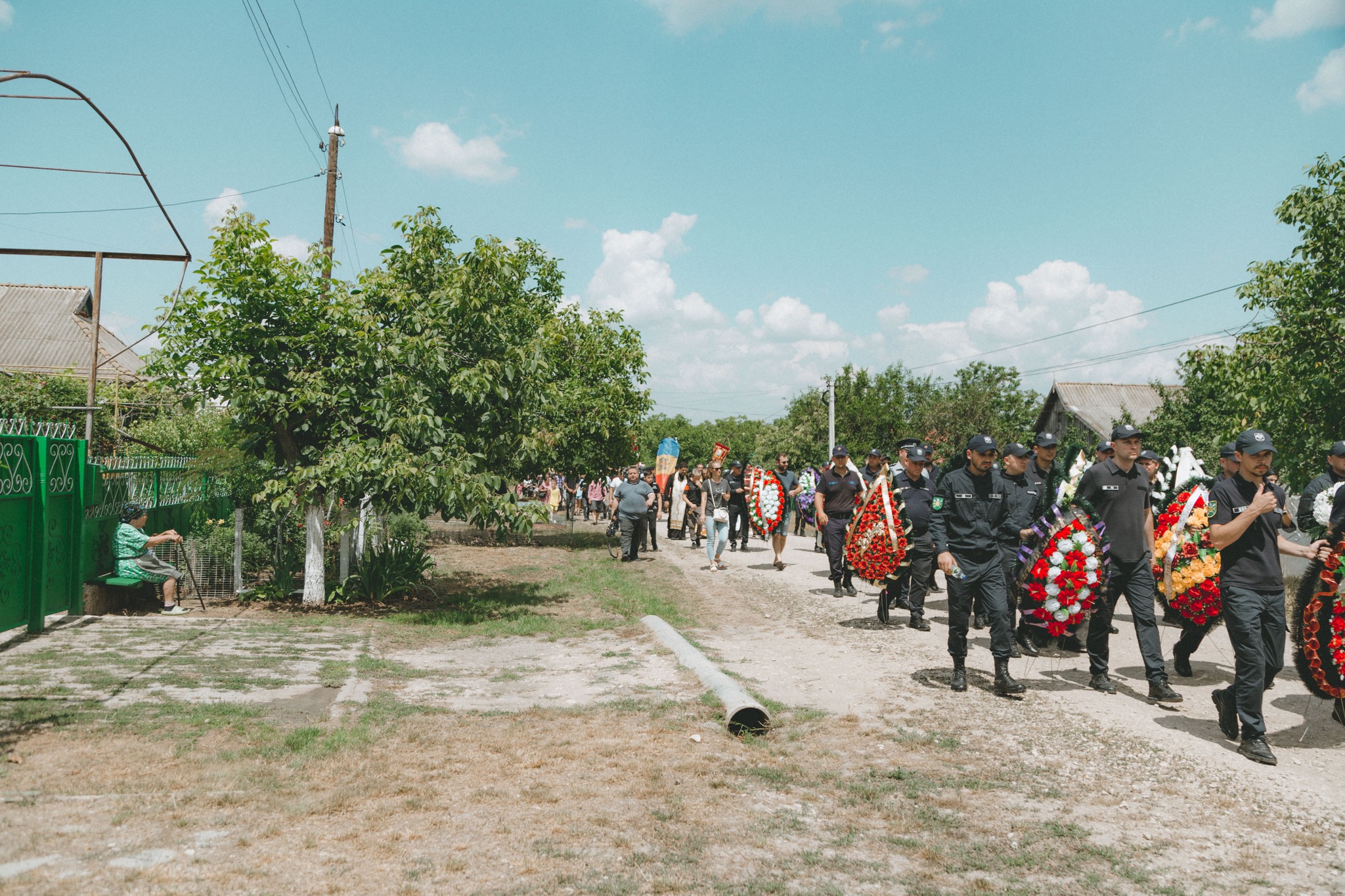 Polițistul Serghei Muntean, condus pe ultimul drum ca un erou. Imagini de la înmormântare