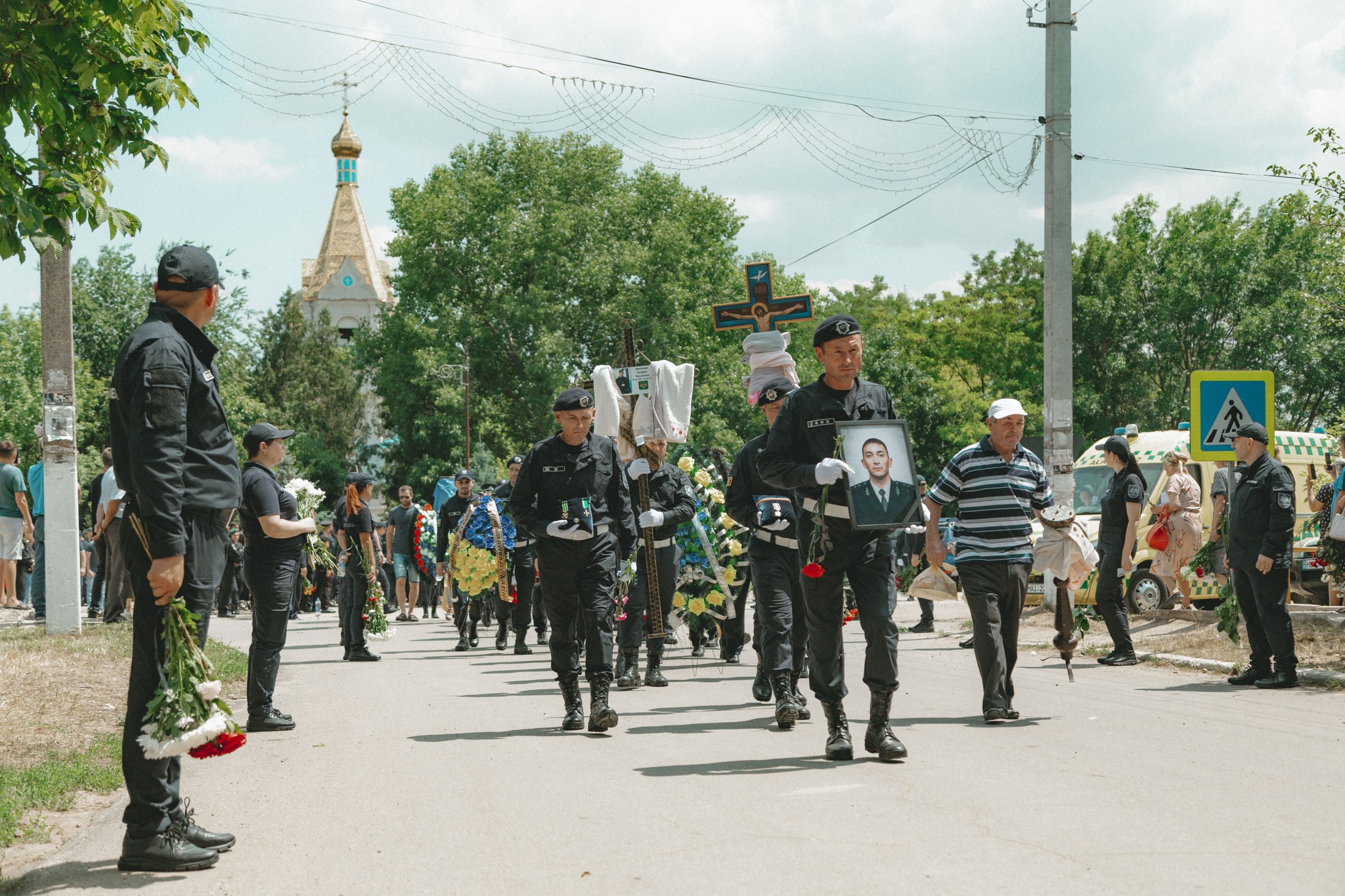 Polițistul Serghei Muntean, condus pe ultimul drum ca un erou. Imagini de la înmormântare