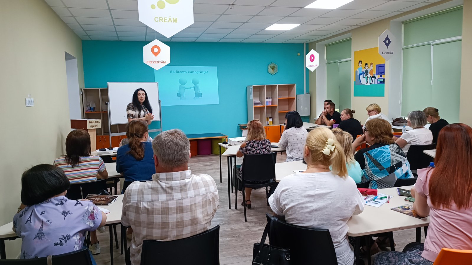 (ФОТО) В Молдове начали работать бесплатные курсы румынского языка. Сколько человек вошли в первую группу?
