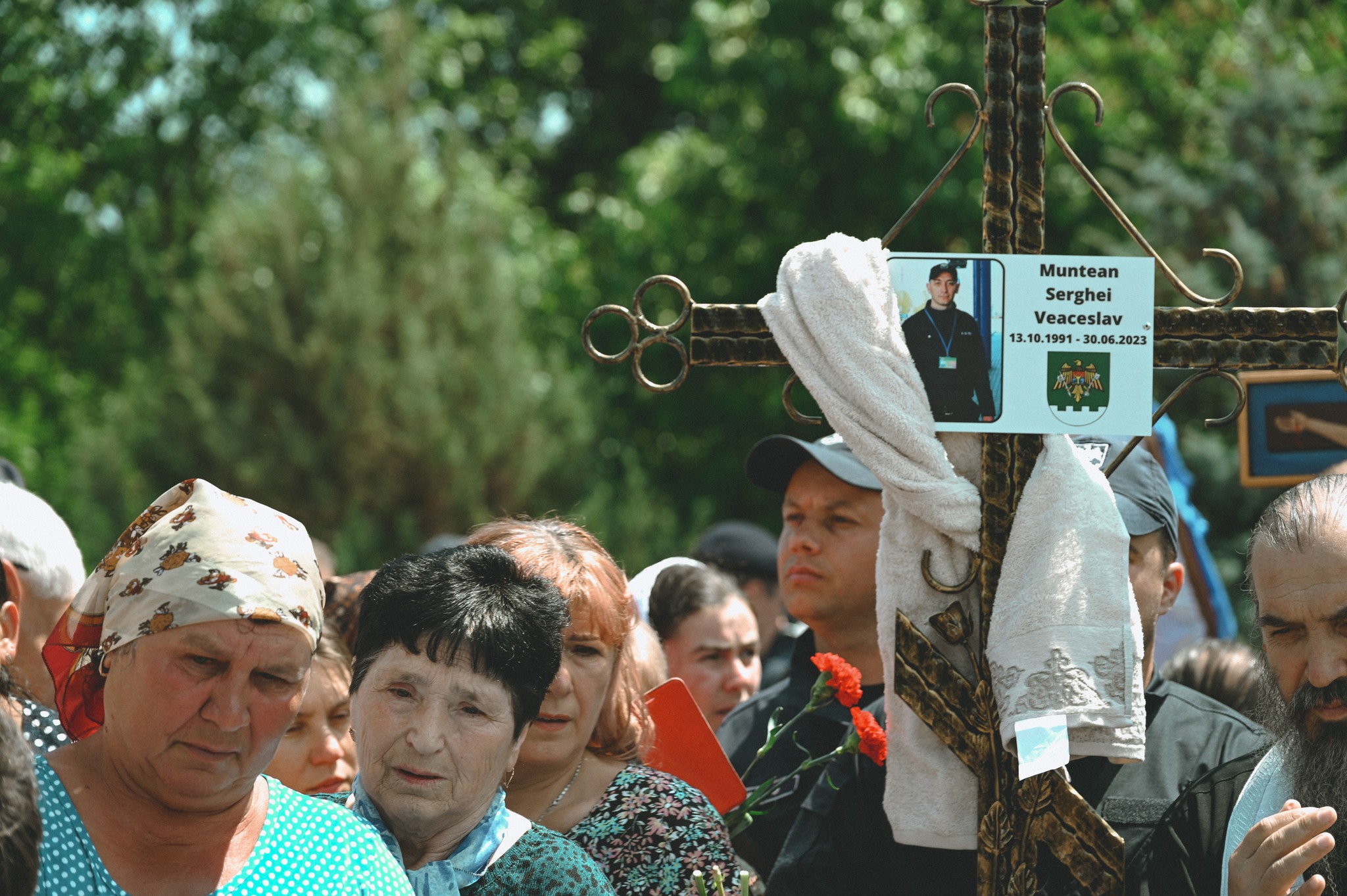 Polițistul Serghei Muntean, condus pe ultimul drum ca un erou. Imagini de la înmormântare