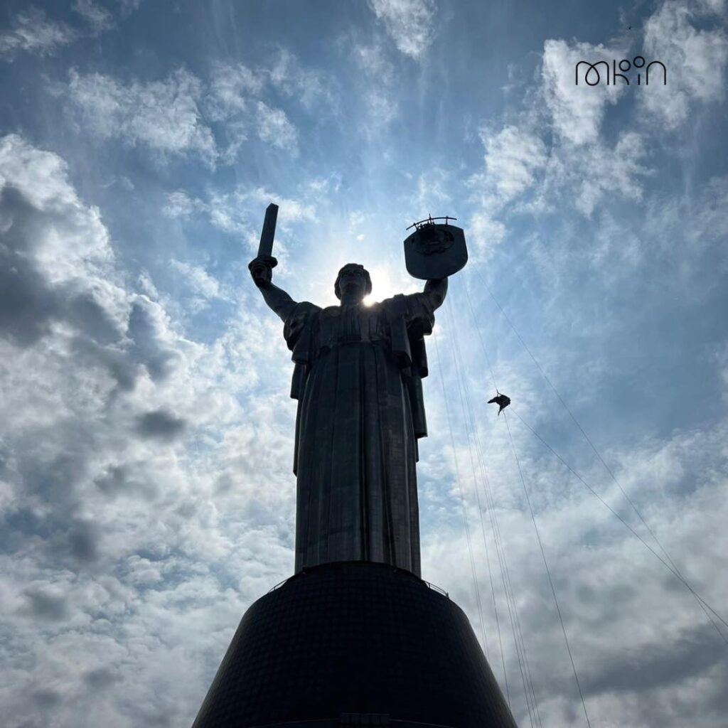 (ФОТО) В Киеве герб СССР на скульптуре «Родина-мать» заменят украинским трезубцем