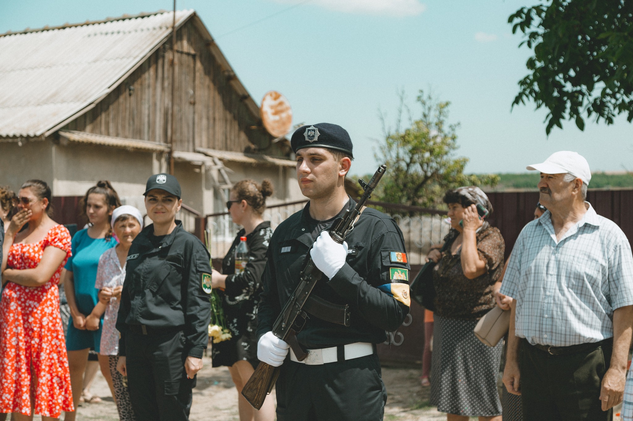 Polițistul Serghei Muntean, condus pe ultimul drum ca un erou. Imagini de la înmormântare