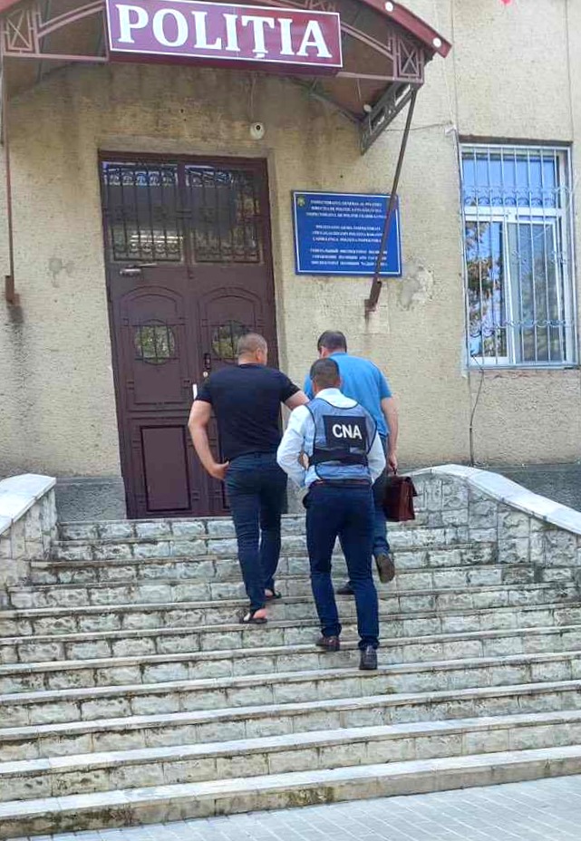 FOTO Percheziții la Inspectoratul de Poliție din Ceadîr-Lunga: doi polițiști au fost reținuți