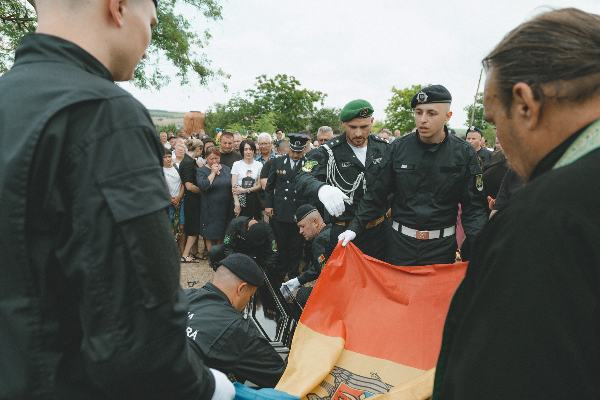 Polițistul Serghei Muntean, condus pe ultimul drum ca un erou. Imagini de la înmormântare