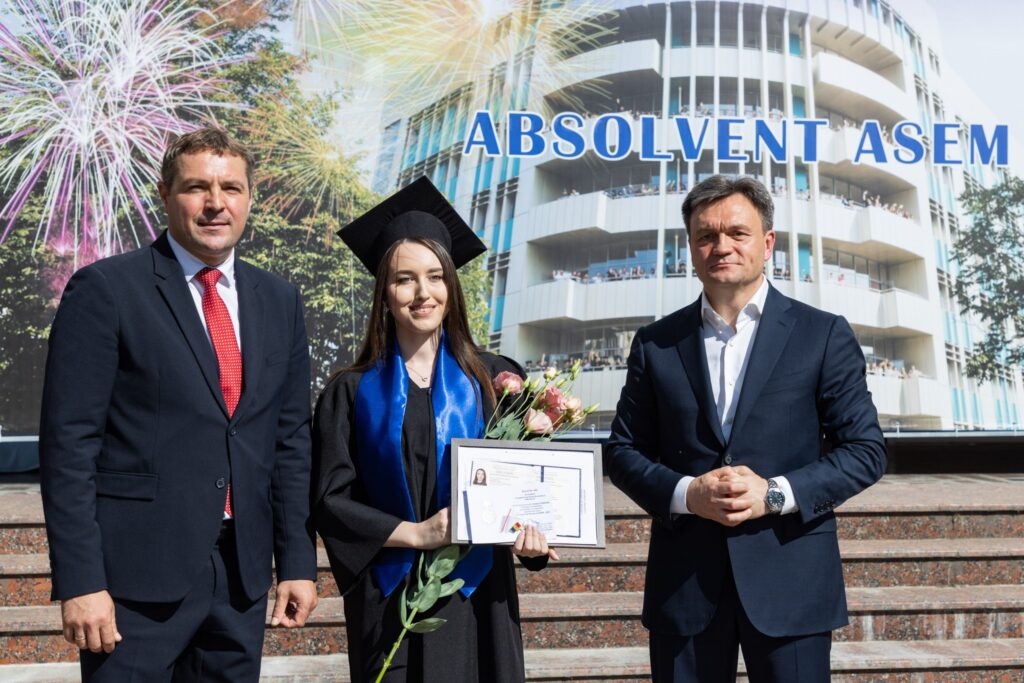 FOTO Recean a înmânat diplome absolvenților ASEM: Moldova are nevoie de profesioniști