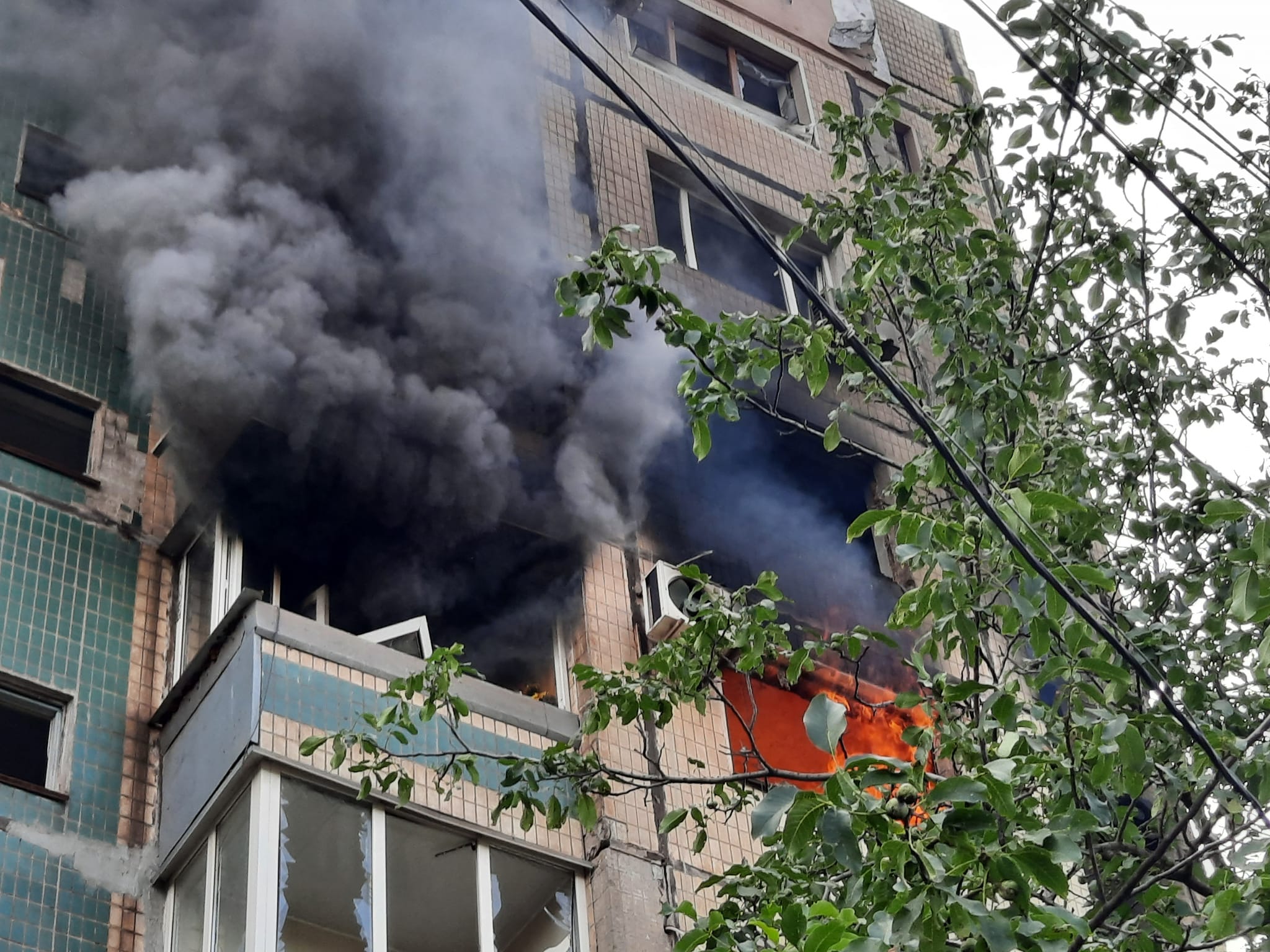 (ФОТО, ВИДЕО) В Кривом Роге ракета попала в многоэтажку. Есть погибшие