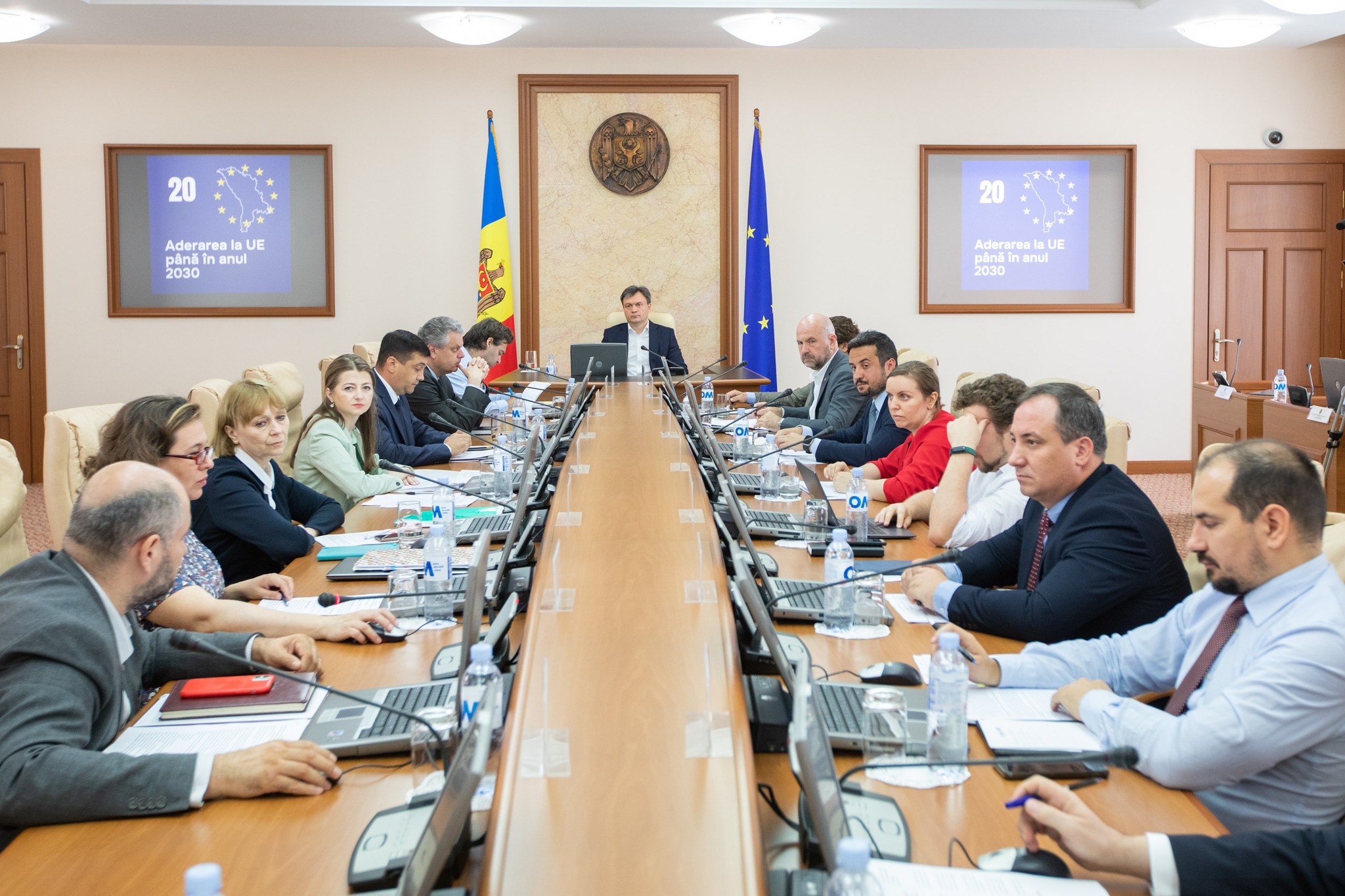 NM Espresso: об отсутствии антенн на посольстве ЕС, бизнесе депутатов и о дискриминации в Молдове по языковому признаку