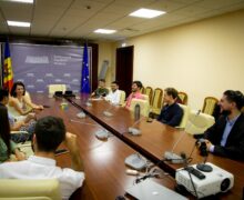 С депутатами от PAS пришли поговорить по-румынски. Как прошла первая встреча в парламенте с начинающими изучать язык