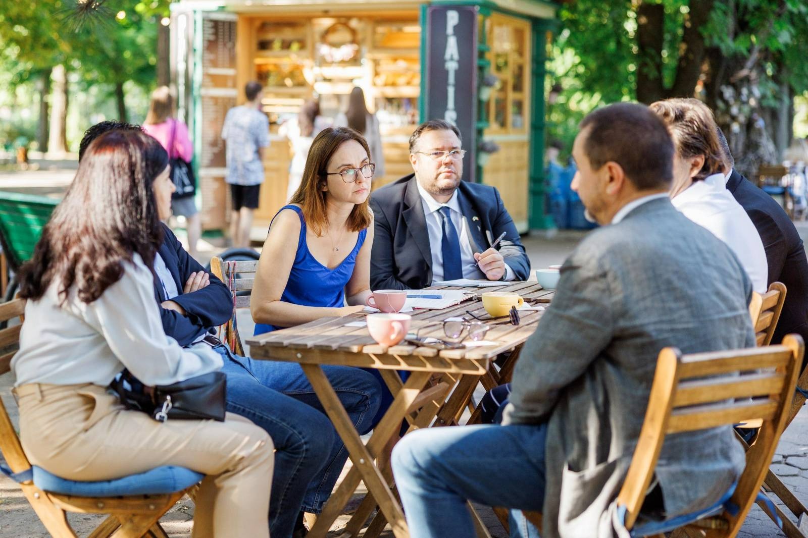 FOTO Nicu Popescu a mers cu un grup de deputați italieni la o cafenea din parcul „Ștefan cel Mare” din Chișinău