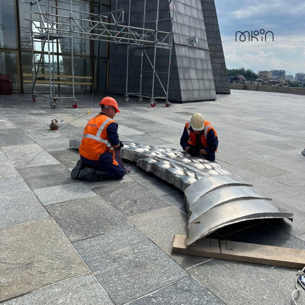 (ФОТО) В Киеве герб СССР на скульптуре «Родина-мать» заменят украинским трезубцем