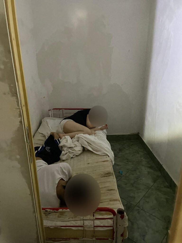 FOTO Copii cu dizabilități grave, ținuți ascunși în subsolul unui azil din România, pe saltele murdare de urină, fecale și sânge