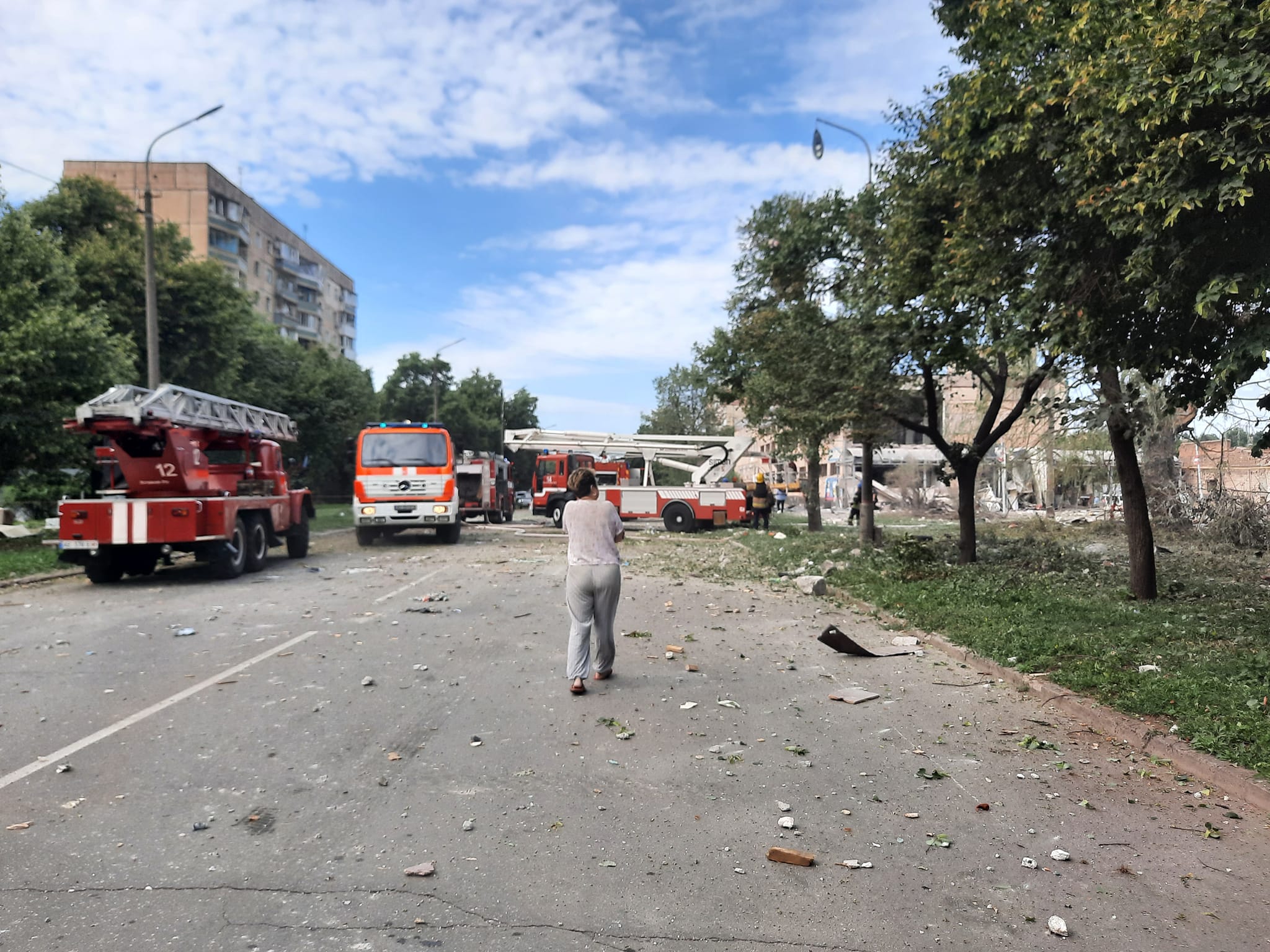 (ФОТО, ВИДЕО) В Кривом Роге ракета попала в многоэтажку. Есть погибшие