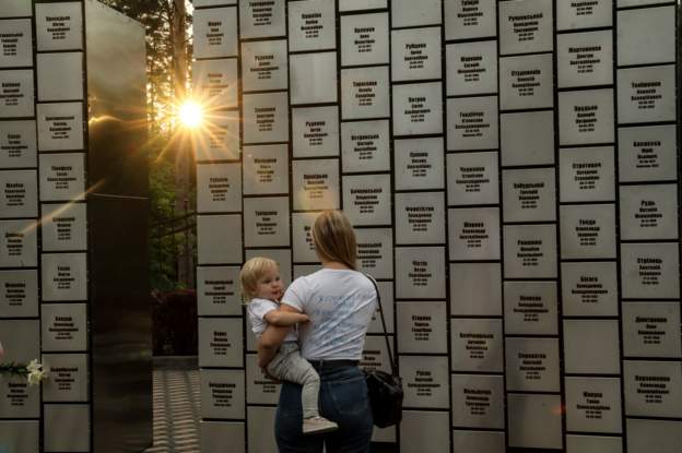 (ФОТО) В Буче открыли мемориал, посвященный погибшим жителям города
