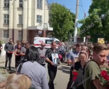 VIDEO/FOTO Lacrimi, flori și aplauze: Cum a fost petrecut pe ultimul drum opozantul transnistrean Oleg Horjan