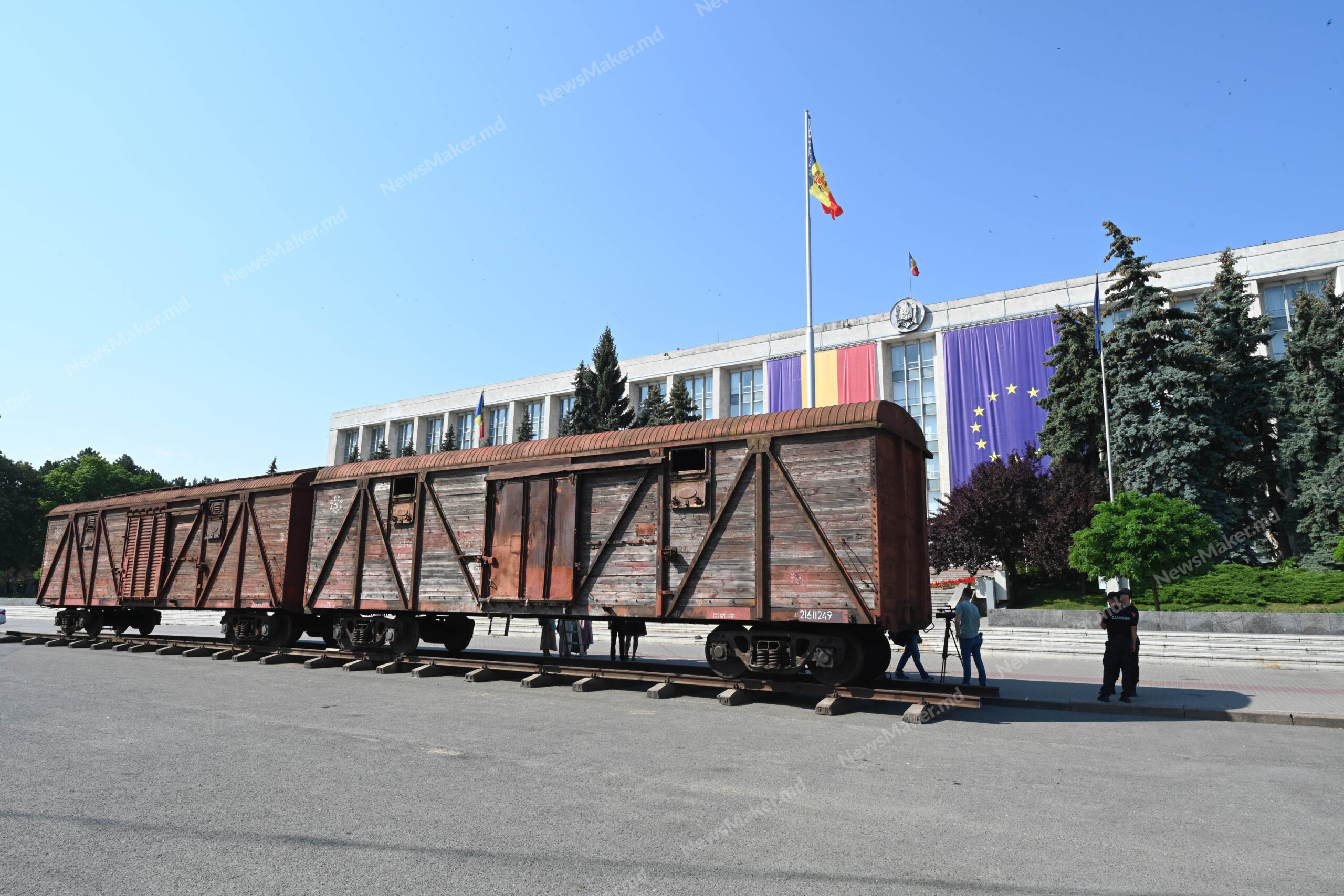 (ФОТО) В Кишиневе проходит выставка, посвященная жертвам депортаций. В центре города установили два вагона