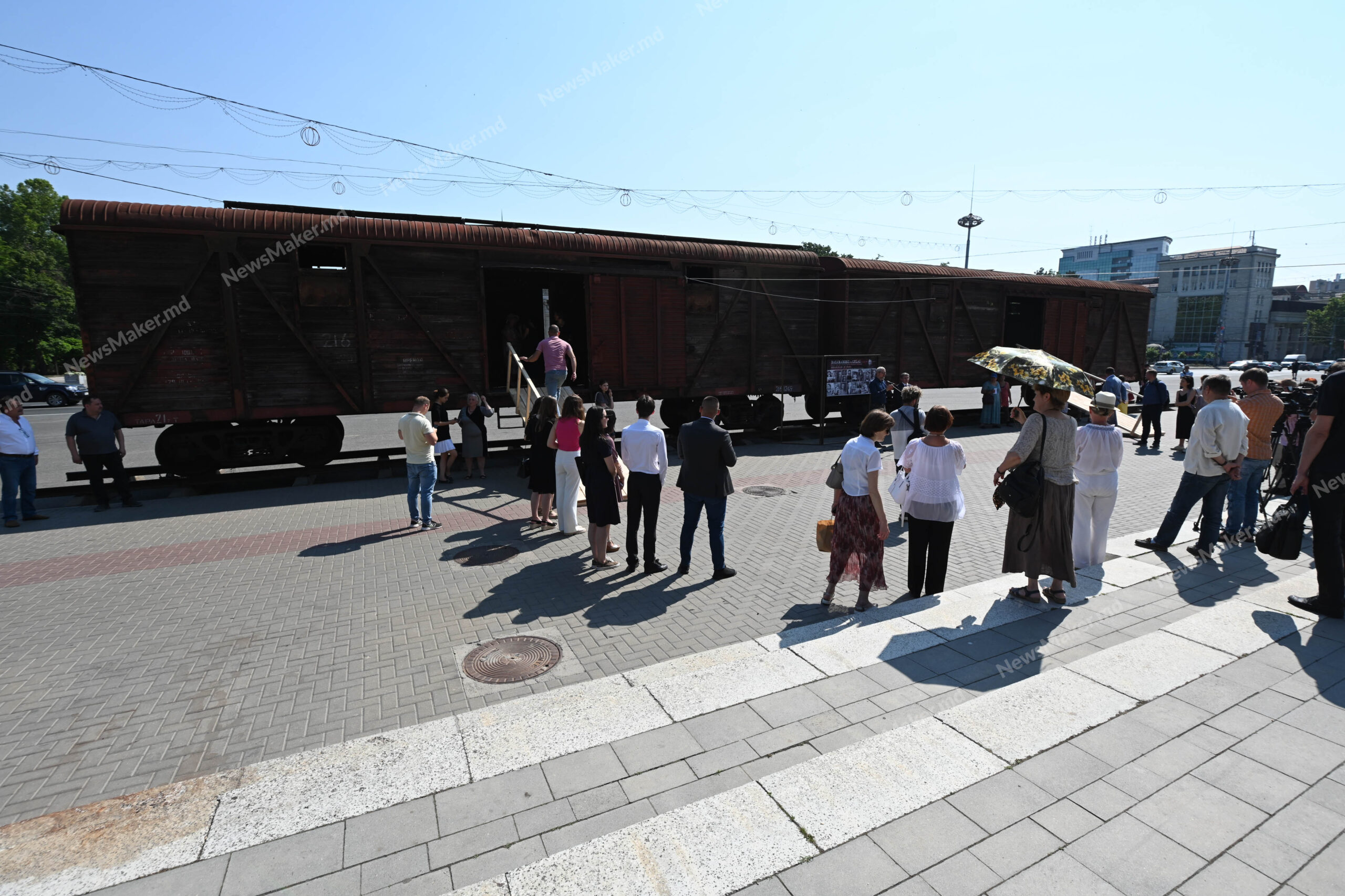 (ФОТО) В Кишиневе проходит выставка, посвященная жертвам депортаций. В центре города установили два вагона