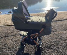 В Кишиневе коляска с ребенком упала в озеро. Малыша доставили в больницу