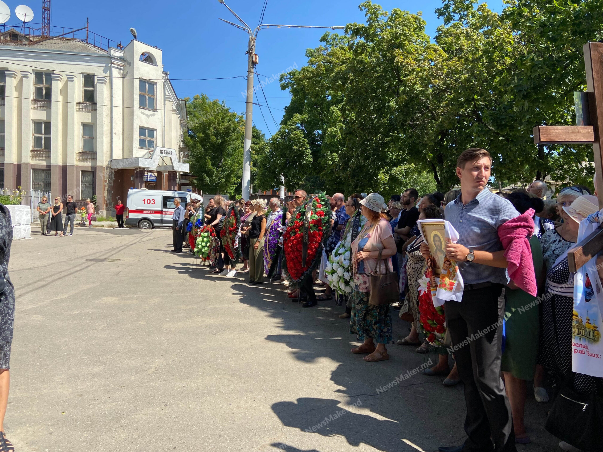VIDEO/FOTO Lacrimi, flori și aplauze: Cum a fost petrecut pe ultimul drum opozantul transnistrean Oleg Horjan