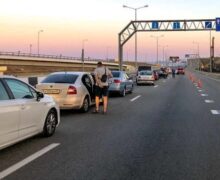 (ВИДЕО) На Крымском мосту после взрыва возобновили движение автомобилей
