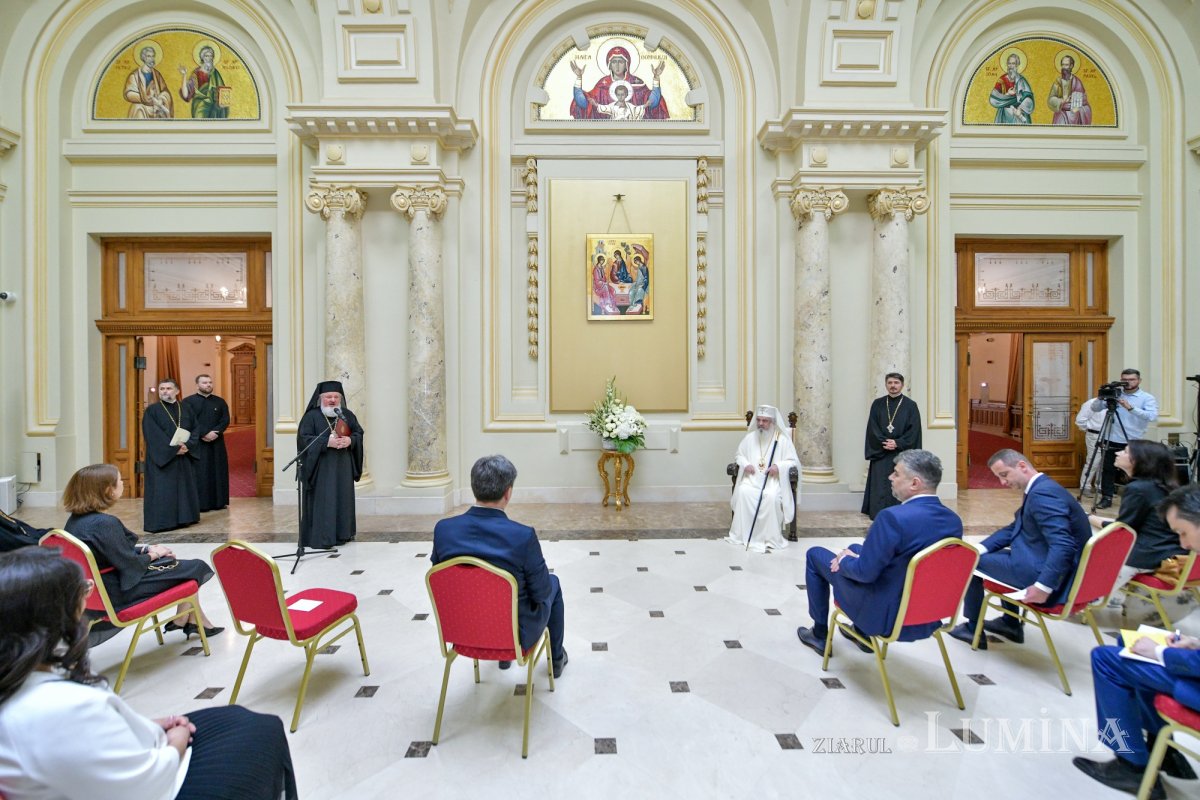 FOTO Dorin Recean efectuează o vizită privată la București. Premierul a participat la ceremonia aniversară a Patriarhului Daniel
