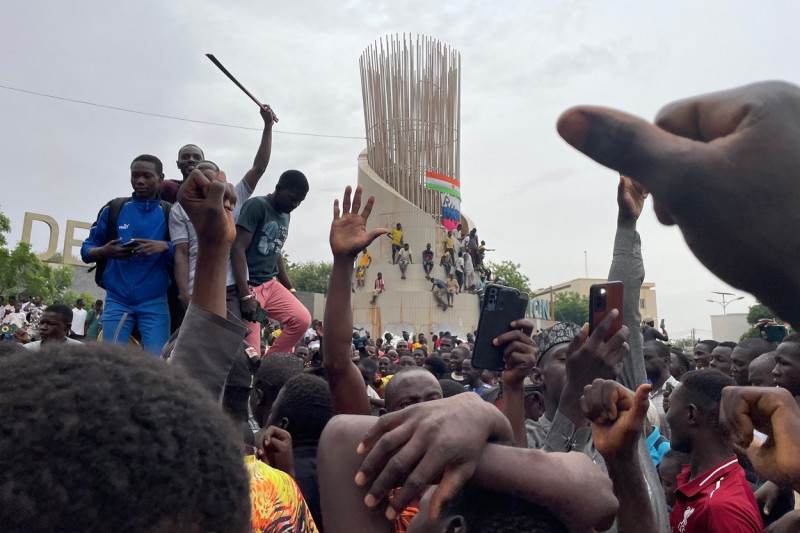 Susținătorii loviturii de stat din Niger au ieșit pe străzi cu steaguri ale Rusiei. Sediul partidului de guvernământ a fost incendiat