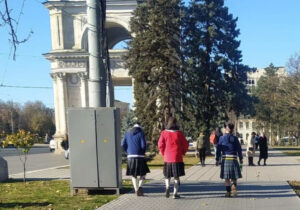 Moldova, amenințată de „bărbații în fustă”? Kate Dmitrieva, despre „bărbații masculini” și moda „feminină”