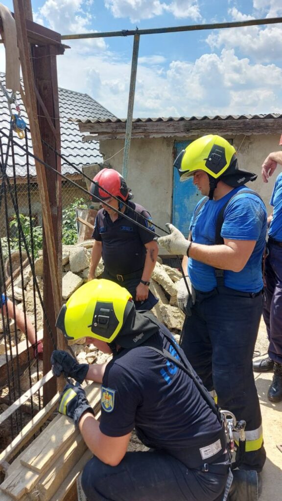 (ВИДЕО) В Тараклии мужчина застрял в колодце. Уже сутки спасатели пытаются его извлечь