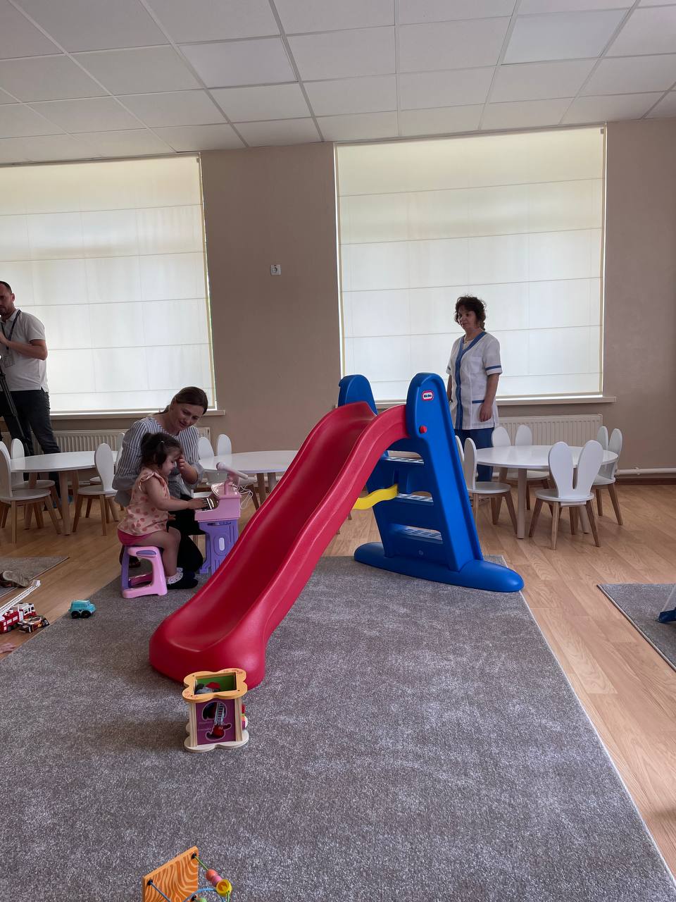 Centrul de zi pentru copii de la 4 luni până la 3 ani a fost extins. Sunt disponibile și servicii pentru micuți cu dizabilități severe