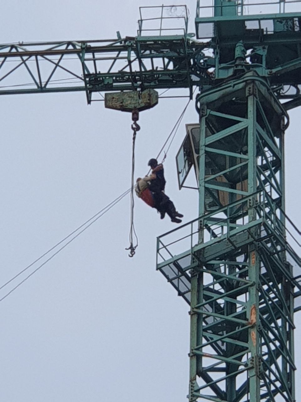 VIDEO Operatorul unei macarale, salvat de IGSU după ce a rămas blocat în interiorul utilajului la o înălțime de 50 metri