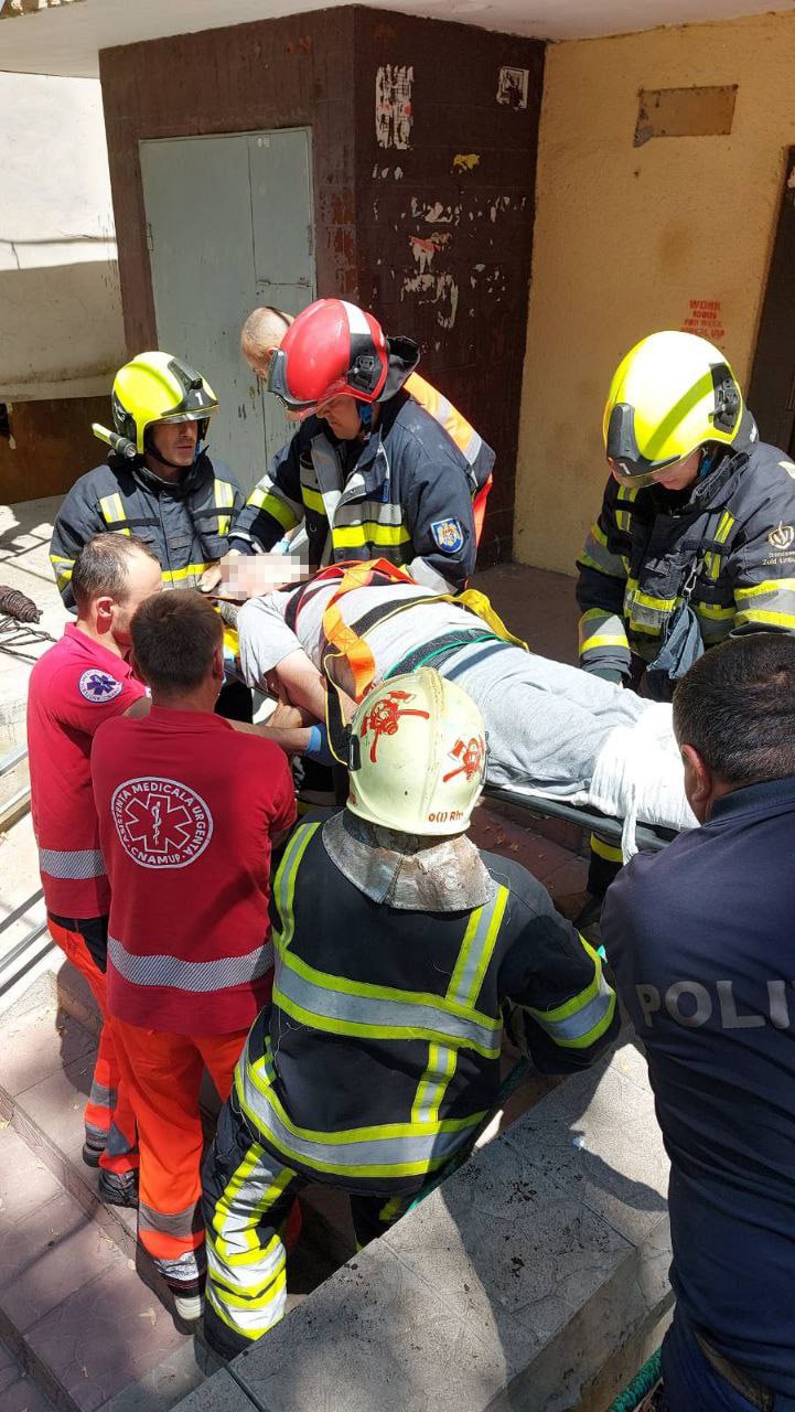 (ФОТО) В Кишиневе мужчина выпал из окна шестого этажа и упал на козырек. Ему помогли спасатели и врачи
