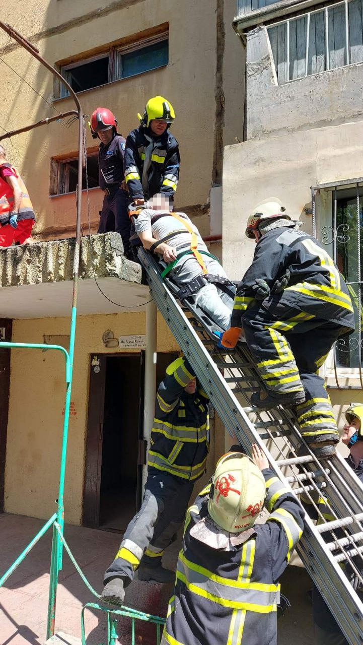 (ФОТО) В Кишиневе мужчина выпал из окна шестого этажа и упал на козырек. Ему помогли спасатели и врачи