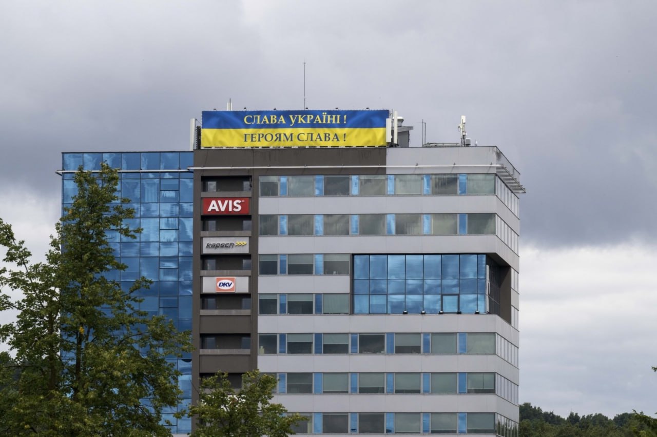 Drapelul ucrainean - desfășurat pe blocuri rezidențiale, clădiri private și billboard-uri. Locuitorii din Vilnius se pregătesc de summitul NATO