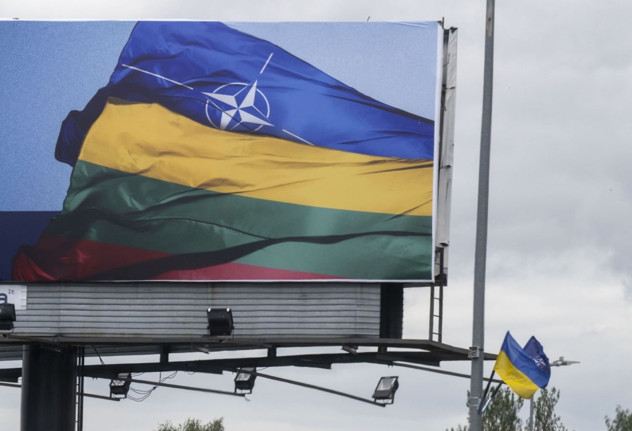 Drapelul ucrainean - desfășurat pe blocuri rezidențiale, clădiri private și billboard-uri. Locuitorii din Vilnius se pregătesc de summitul NATO