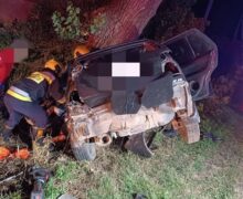Un copil a urcat la volanul unei mașini la Cimișlia și s-a izbit într-un copac: doi minori au murit, iar al treilea a fost rănit
