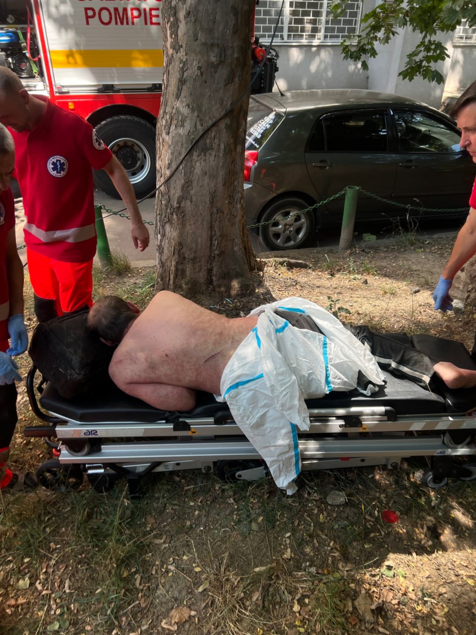 FOTO/VIDEO Un bărbat s-a înfipt într-o țeavă metalică ascuțită, în Chișinău. Trei echipaje au intervenit de urgență