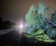 (ФОТО) Спасатели устраняют последствия урагана. На севере Молдовы 76 сел остались без электричества