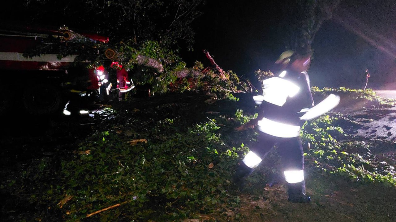 (ФОТО) Спасатели устраняют последствия урагана. На севере Молдовы 76 сел остались без электричества