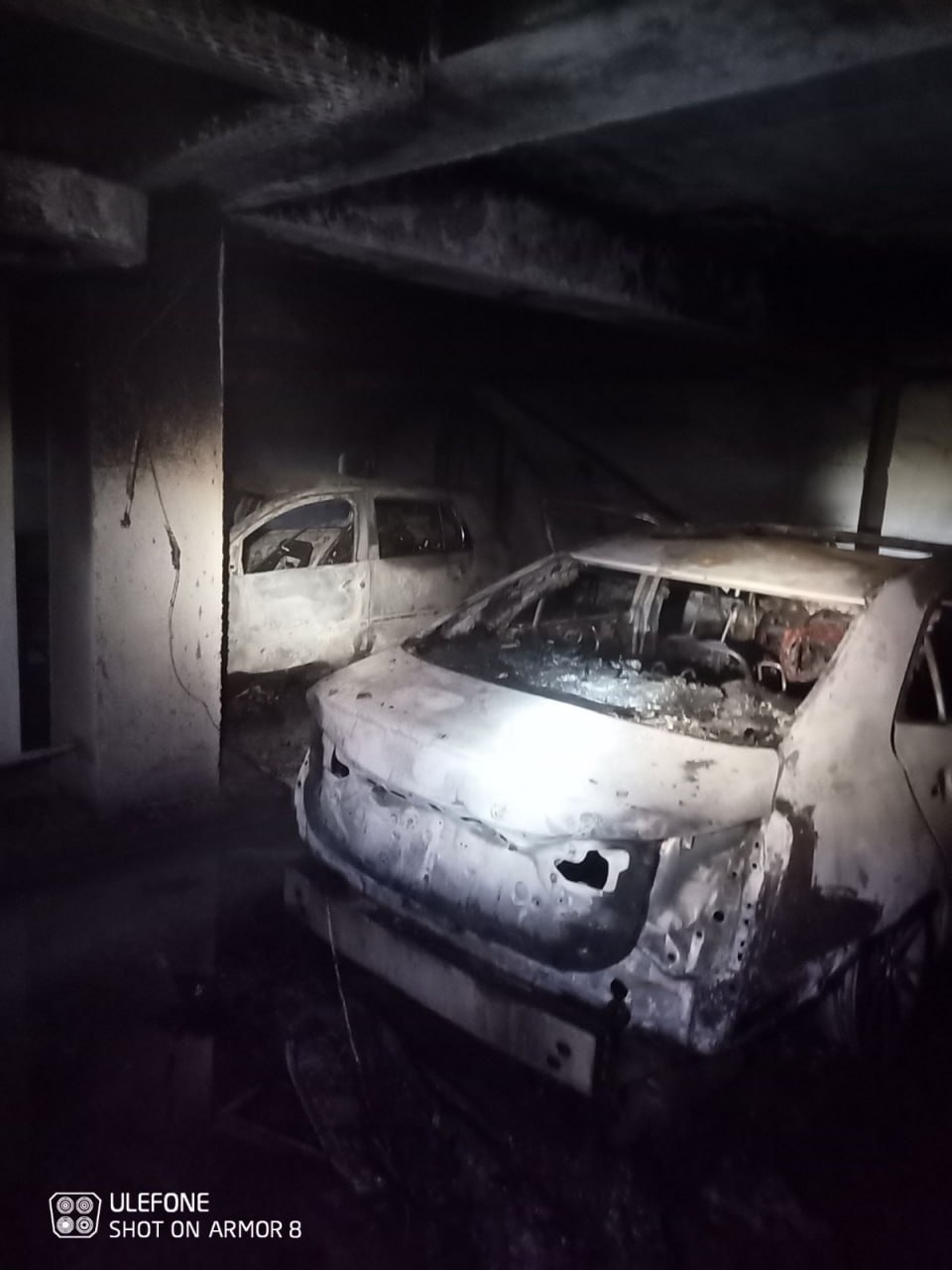 (ФОТО) В Кишиневе на подземной парковке жилого дома сгорели три автомобиля