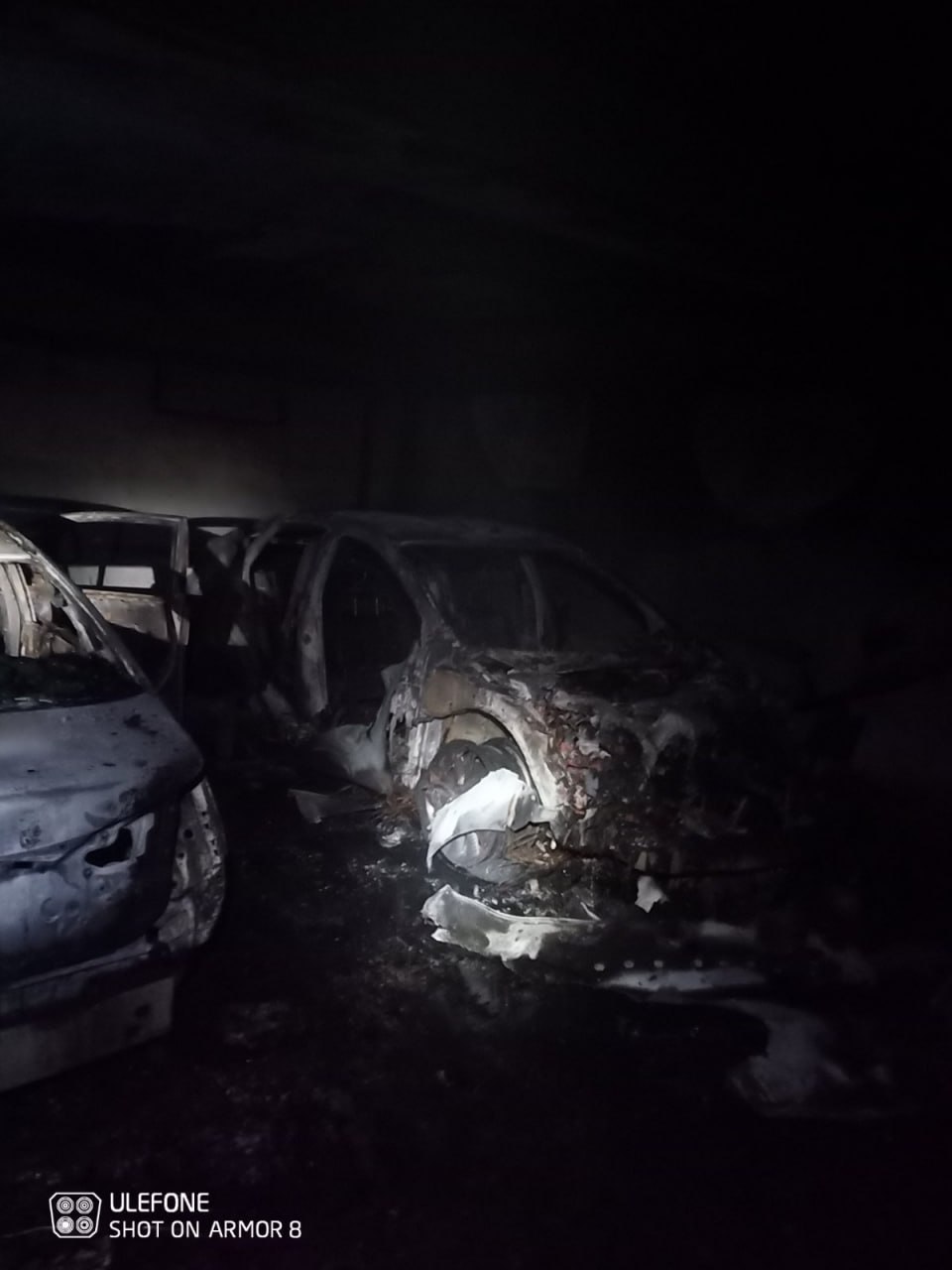 FOTO Trei mașini, făcute scrum în parcarea subterană a unui bloc din Chișinău: 13 persoane, între care 3 copii, evacuați de urgență