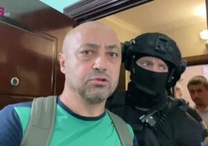 (ВИДЕО) У бывшего молдавского полицейского, воевавшего на стороне Украины, прошел обыск