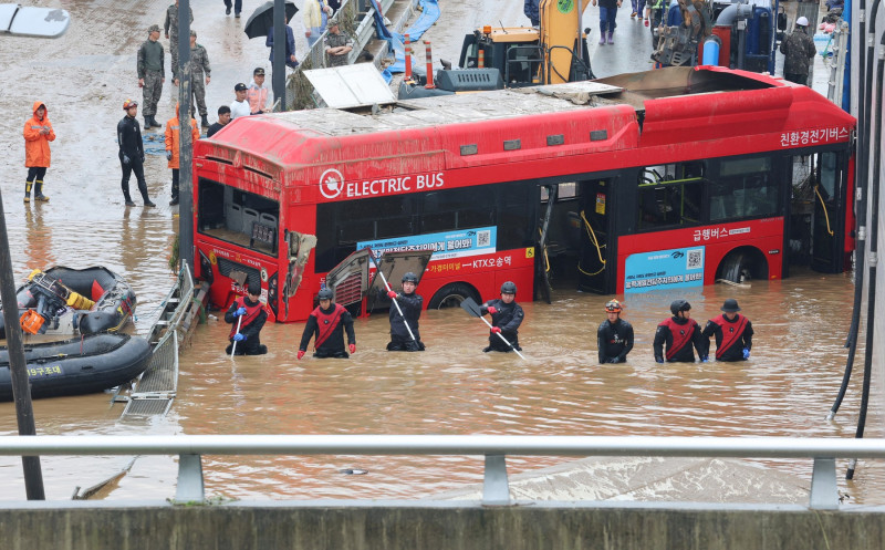 (ФОТО) В Южной Корее из-за наводнения затоплен тоннель. В ловушке оказалось 15 автомобилей