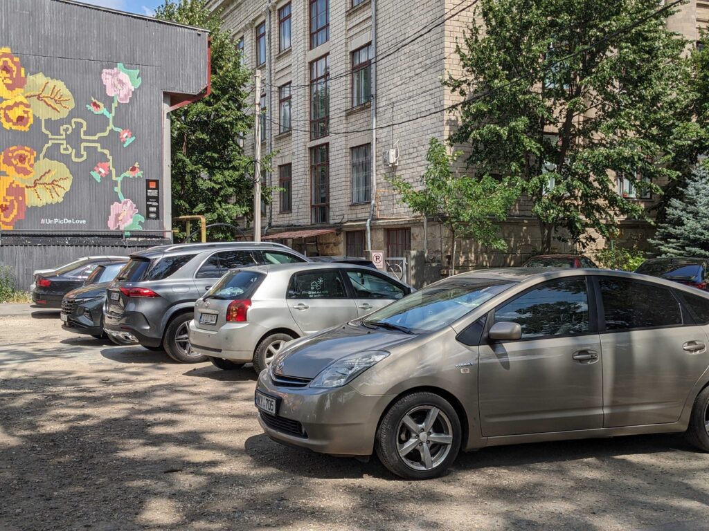 Паркуй через плечо. Почему пустует современная многоуровневая парковка в центре Кишинева