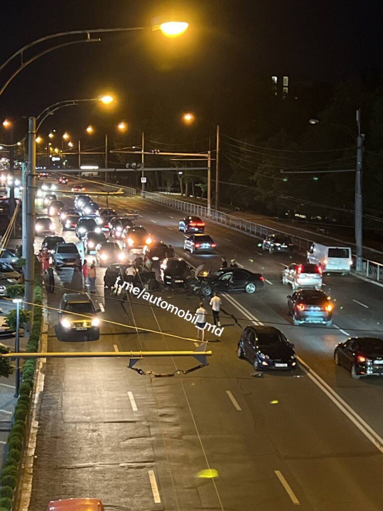 (FOTO) Accident cu 4 mașini în sectorul Botanica al capitalei. 5 persoane au fost transportate la spital