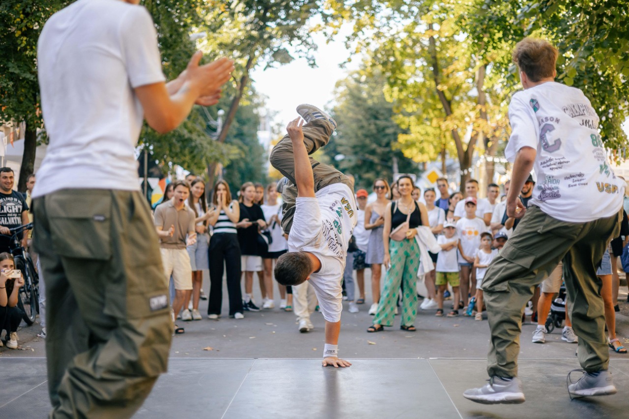 Cea mai "energică" vârstă a fost sărbătorită inedit în centru Capitalei! Tinerii din Moldova, adunați la un eveniment mult așteptat