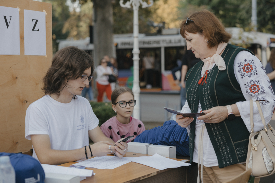 Marea Dictare Națională în imagini: Aproape 450 de copii, tineri și adulți și-au testat cunoștințele, de Ziua Limbii Române