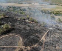 FOTO Pompierii luptă de 5 ore cu un incendiu de proporții la Stăuceni. Primarul a chemat lumea să ajute