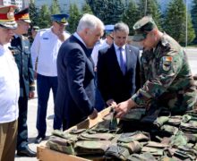 (ФОТО) Армия Молдовы получила от Румынии бронежилеты и автомобили