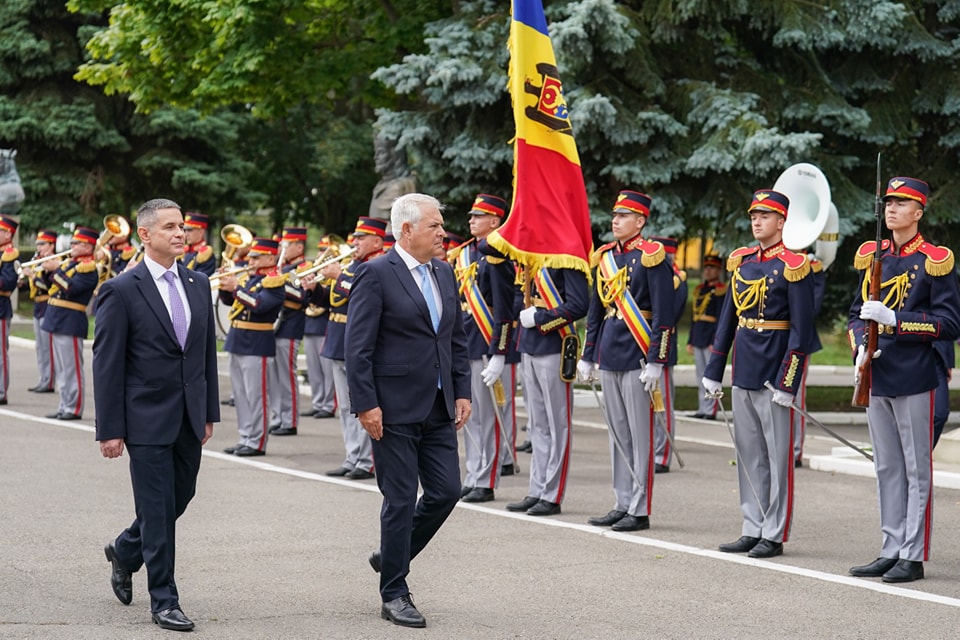 Armata din Moldova, modernizată cu sprijinul României: a primit echipamente de protecție balistică și autoturisme