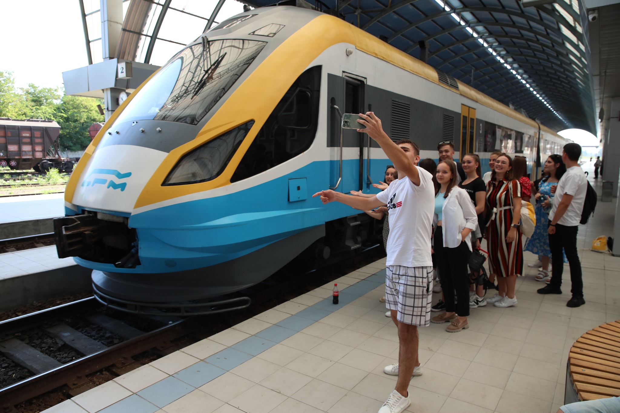 FOTO Mai mulți tineri au plecat la Ungheni cu o cursă specială de tren. Perciun: „Astăzi celebrăm energia”