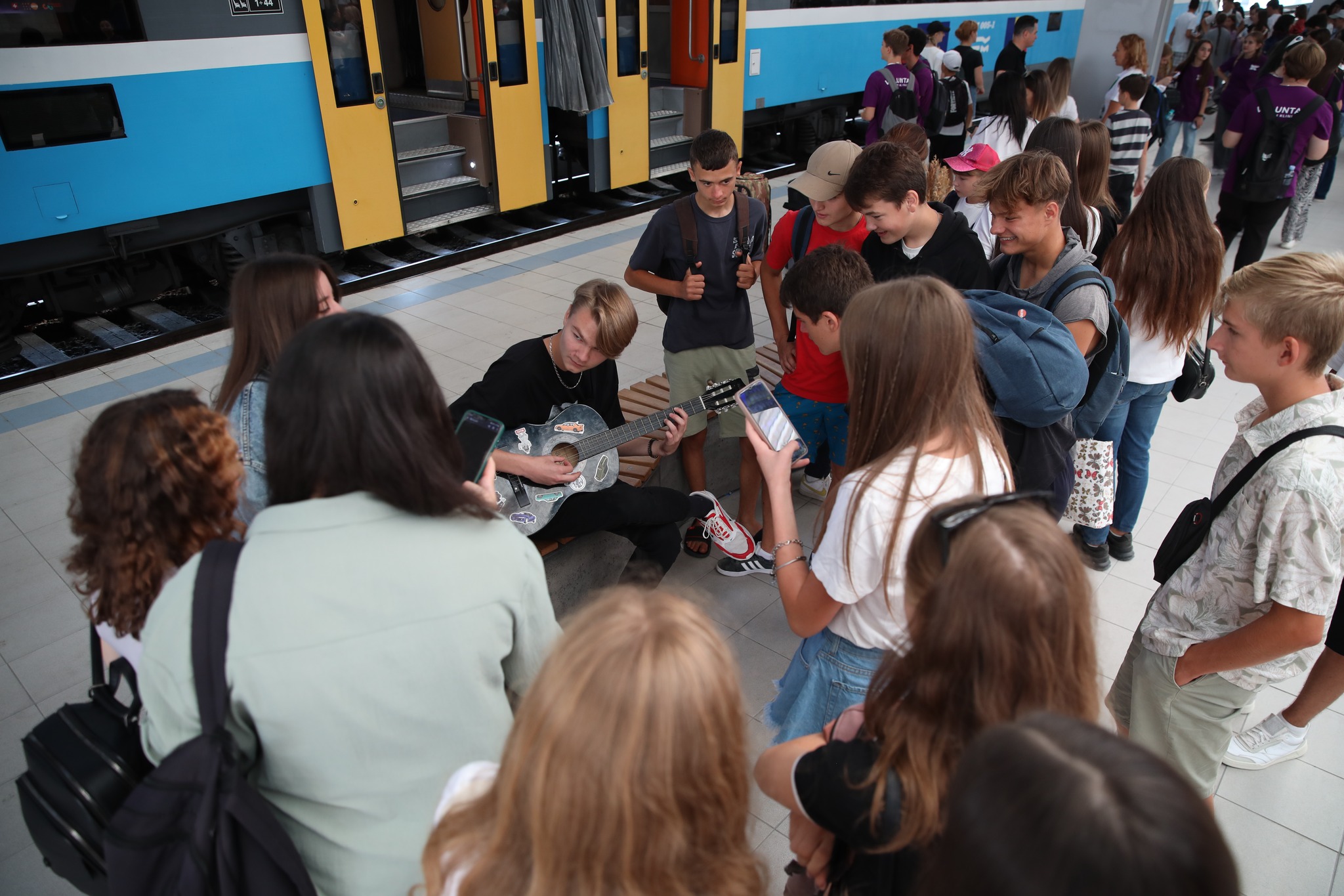 FOTO Mai mulți tineri au plecat la Ungheni cu o cursă specială de tren. Perciun: „Astăzi celebrăm energia”